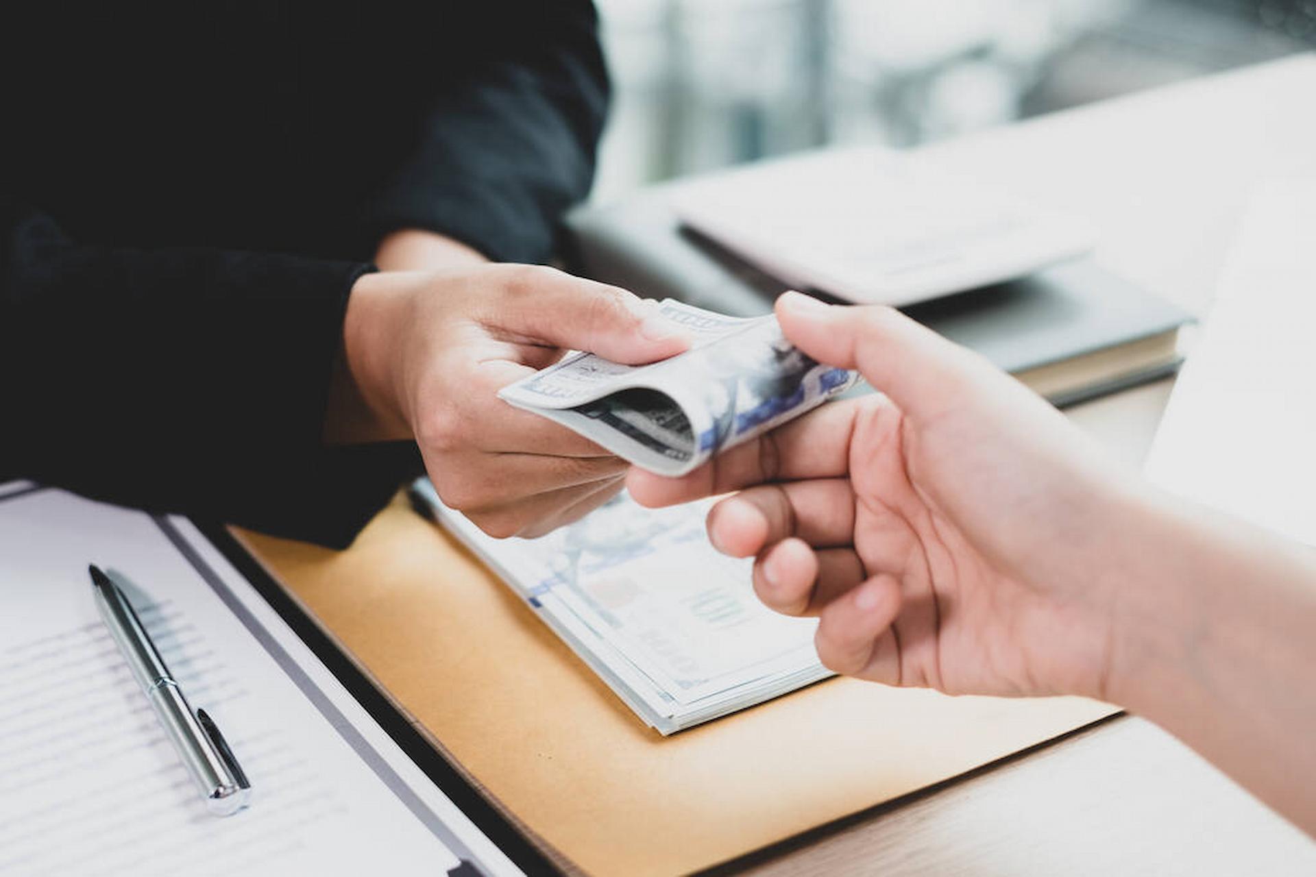 Same Day Loans vs. Bank Loans: Which Is Better for Immediate Cash?